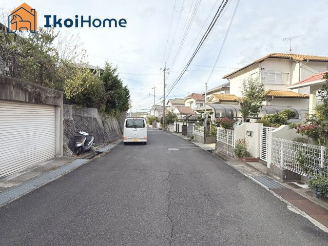 神戸市西区秋葉台3丁目　中古戸建の前面道路含む現地写真|●年中無休：当日予約可●前面道路は幅員約6ｍとゆったり。交通量少なく安心の住環境です。