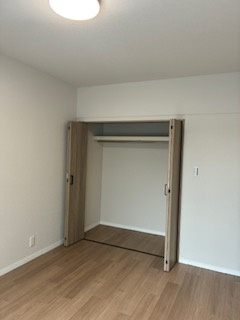 【洋室】 | 入船中央エステート　52号棟 | 壁にエコカラット、間接照明も施されています。