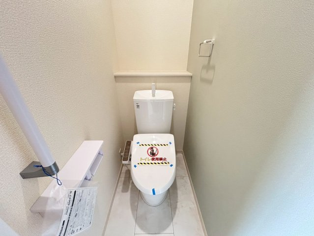 リーブルガーデン　一宮市時之島第7　全19区画分譲の独立洗面台|洗面化粧台 幅 750mm、軽く割れにくい洗面ボールと場所をとらないコンパクト設計の本体キャビネットです。
ミラー扉の内側は全て収納スペースです。リフトアップシャワーを採用し両手が自由に使えます