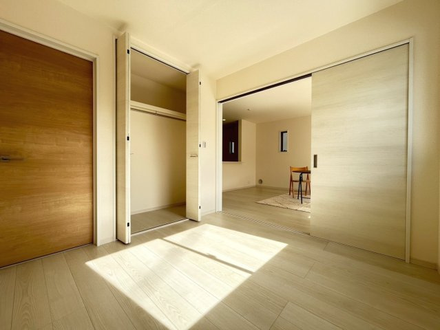 リーブルガーデン　一宮市時之島第7　全19区画分譲の洋室|全居室にたっぷり収納できる大型クローゼット、居室部分の窓ガラスには間に空気層を設けたペアガラスを採用。
高い断熱性と共にガラス面の結露対策にも効果を発揮します。