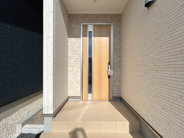 リーブルガーデン　一宮市時之島第7　全19区画分譲の玄関|【ピッキング防止機能付き玄関ドア錠】玄関ドアの鍵は上下に２つあり、内側の下段は脱着サムターンキー。
鍵を不正に開錠されても、もう１つの鍵でピッキングを防ぎます。防犯性の高い仕様になっています。