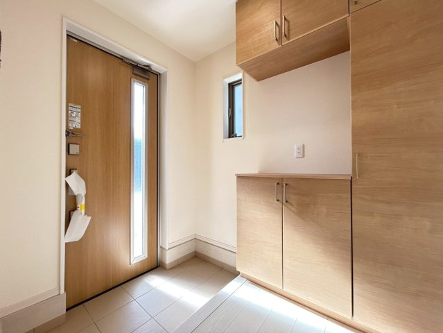 リーブルガーデン　一宮市時之島第7　全19区画分譲の玄関|大容量のシューズ収納付きで玄関周りもすっきり！玄関ドアからの光が玄関ホールを明るくしてくれます。