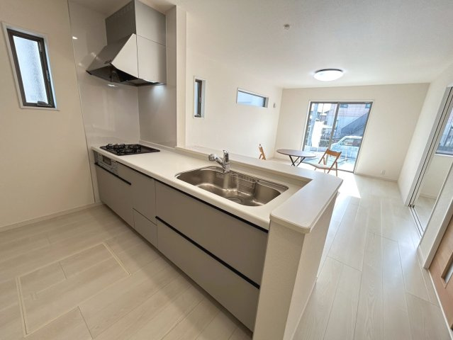 リーブルガーデン　一宮市時之島第7　全19区画分譲の居間・リビング|明るい日差しをふんだんに取り込んだリビングダイニングは家族の笑顔につつまれた素敵な空間になります。
一建設の家は精度が高く丈夫な工法を採用し、「住宅トップランナー基準」に対応しています。