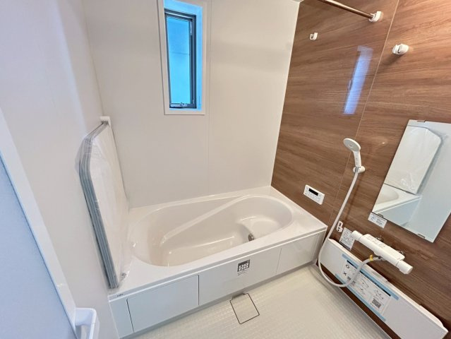 リーブルガーデン　一宮市時之島第7　全19区画分譲のキッチン|機能的で手入れがしやすいシステムキッチンでお掃除も楽々。蛇口は浄水器内蔵型で節湯CI対応水栓です。　
人造大理石カウンターやキッチンパネルなど明るくきれいにお使いいただけます。