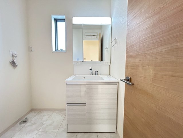 リーブルガーデン　一宮市時之島第7　全19区画分譲の浴室|明るく清潔感がある浴室。浴槽は環境にやさしい節水タイプ。浴槽内ステップで半身浴、親子入浴も安心です。
洗い場の床は乾きやすく滑りにくい快適仕様、水はけが良くカビの発生を軽減できます。
