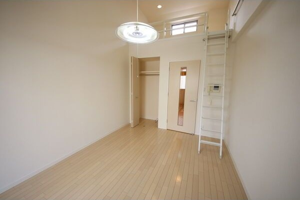 ベレーサ金山の居間・リビング