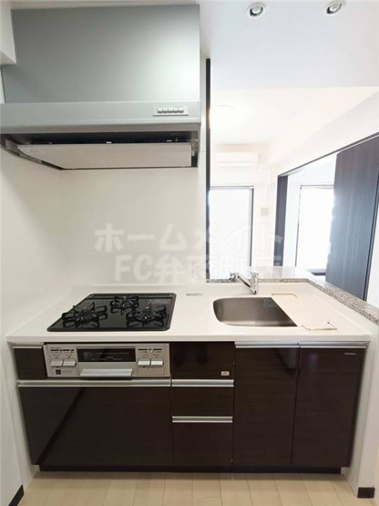 【キッチン】 | エステムコート難波WEST-SIDEⅡベイフレックス | 3口ガスコンロキッチンです