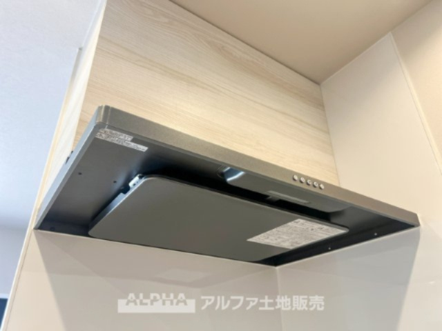 ドラゴンマンション立川壱番館のキッチン|【Low-Profile Range Hood】
◆スリムレンジフード◆静かに心地よく空気を整えるリファインド設計。油汚れも付きにくく、お手入れも簡単。清潔で美しいキッチン空間を保ちます。