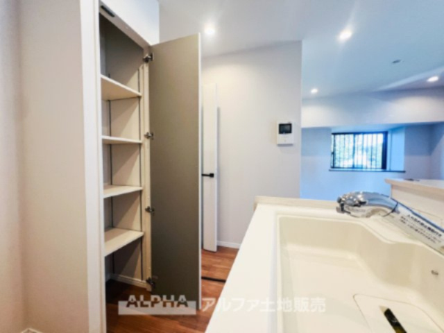 ドラゴンマンション立川壱番館のキッチン|【Food pantry】
◆フードパントリー◆食品ストックやビン・缶・ペットボトルなどの収納をするのに使い勝手の良い収納庫。キッチンには情緒豊かな陰影が紡ぎ出されていて穏やかな優しさを感じる。