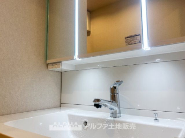 ドラゴンマンション立川壱番館の独立洗面台|【Hand shower faucet】
◆ハンドシャワー水栓◆ホースが伸びるため、背の高い花瓶の水くみやシンクの掃除が便利にですね。