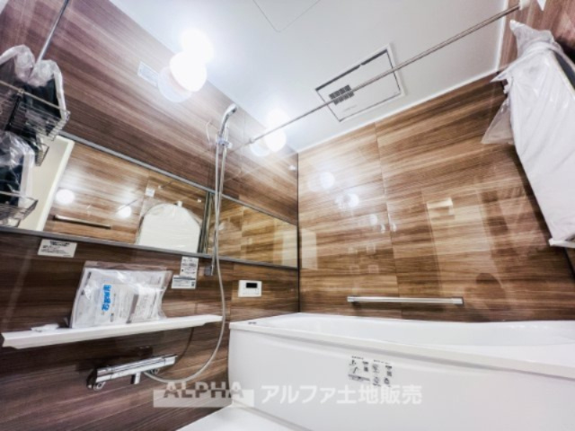 ドラゴンマンション立川壱番館の浴室|【Bathroom】
◆浴室換気乾燥機付きUB◆雨に日でも洗濯物が乾かせ、同時に室内を乾燥させる為、カビ、汚れの発生を抑えます。暖房機機能があり冬場は入浴前に暖め可能でとても重宝します。