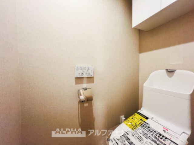 ドラゴンマンション立川壱番館のトイレ|【Warm water flush toilet】
◆温水洗浄便座付きトイレ◆お掃除も楽々。快適に過ごすためには今や欠かせない設備の一つです。壁掛けリモコンで使いやすくいつでも清潔に保てます。