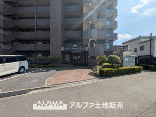 ドラゴンマンション立川壱番館のエントランス|【Entrance】
◆エントランス◆管理の行き届いた綺麗なエントランスは、扉を開けると温もりと幸せと楽しさいっぱいの我が家に帰ってきたんだなと落ち着く瞬間。