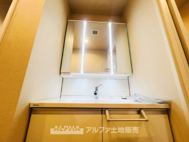 ドラゴンマンション立川壱番館の洗面所|【Vanity with Three Mirrors】
◆三面鏡洗面化粧台◆身支度で使う歯ブラシや化粧品などの小物も鏡裏にすっきり収納。生活感を抑えて朝のひとときも快適に過ごせスタイリッシュな空間に。