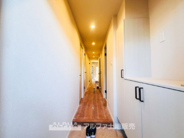 ドラゴンマンション立川壱番館の玄関|【Shoes cloakroom】
◆シューズクローク◆帰宅し玄関を入ると容量たっぷりなシューズクローク。そこにはお気に入りのチャカブーツやジョンロブのストレートチップを眺める。そんな時間も悪くない。