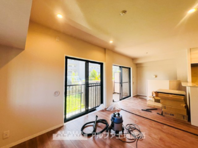 ドラゴンマンション立川壱番館の居間・リビング|【Livingroom】
◆爽やかな空間◆窓をあけるとリビングに通り抜ける清々しく心地よい冷涼なそよ風がこの空間を涼しくしてくれる。風通しの良さは人にとっても家にとっても健康的で気持ちいいものです。