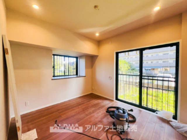 ドラゴンマンション立川壱番館の居間・リビング|【Living room】
◆時を忘れる場所◆ここにはみんなが集い、食事と楽しい会話が始まる。話に夢中になりすぎて、ついつい時を忘れ夜半過ぎになってしまう。そんな束の間の幸せを感じさせてくれる場所。