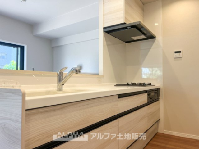 ドラゴンマンション立川壱番館のキッチン|【Happy circle Kitchen】
◆団欒キッチン◆対面のキッチンからは家族の団欒が飛び交い明るい陽射しを浴びながらの朝食はまるでドラマのワンシーンみたい。