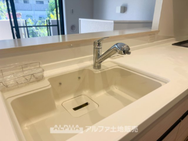 ドラゴンマンション立川壱番館のキッチン|【Kitchen Top】
◆キッチンTOP◆は大理石調の滑らかですべすべした表面を採用。ホワイト・キッチンTOPで調理しテーブルに並べる。食する料理に家族が舌鼓を打ち自然と笑いが絶えない場所になる。