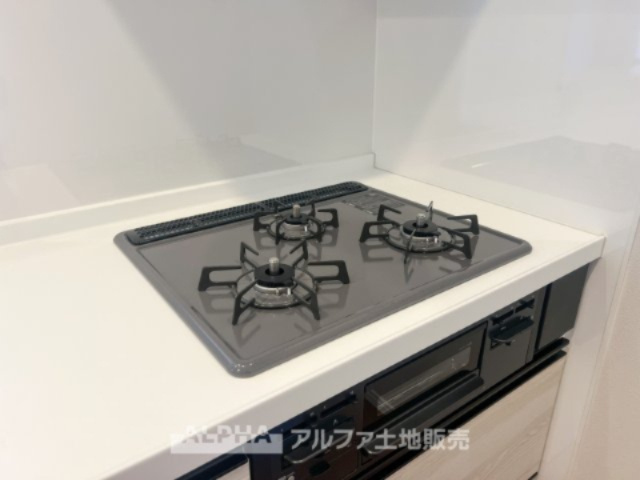 ドラゴンマンション立川壱番館のキッチン|【Gas range】
◆ガスレンジ◆丈夫で汚れにくく、お料理の後もさっと拭くだけで清潔。毎日の家事をラクにし、ご家族の笑顔を支える嬉しい設備です。