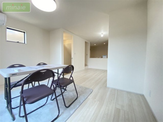 【居間・リビング】 | 小学校10分　中学校12分　スーパー8分　コンビニ6分　西瑞江　2号棟 | 広々リビングでゆとりの住空間♪ご家族と過ごすのにピッタリです♪同タイプ