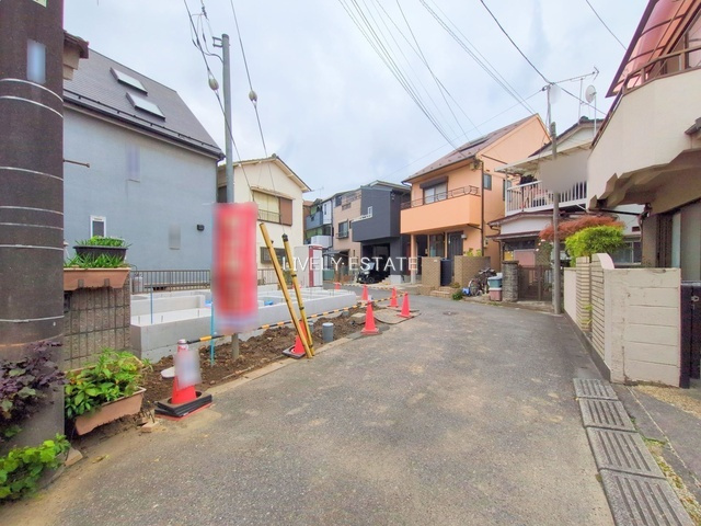 草加市谷塚上町 新築売戸建住宅の前面道路含む現地写真
