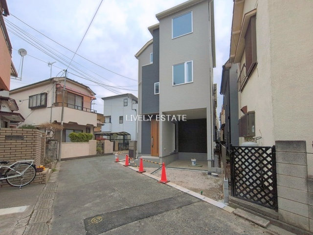 草加市谷塚上町 新築売戸建住宅の前面道路含む現地写真