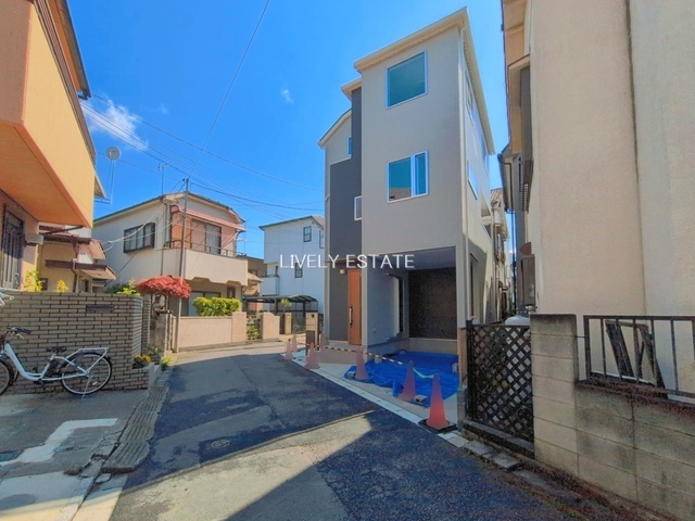 草加市谷塚上町 新築売戸建住宅の前面道路含む現地写真