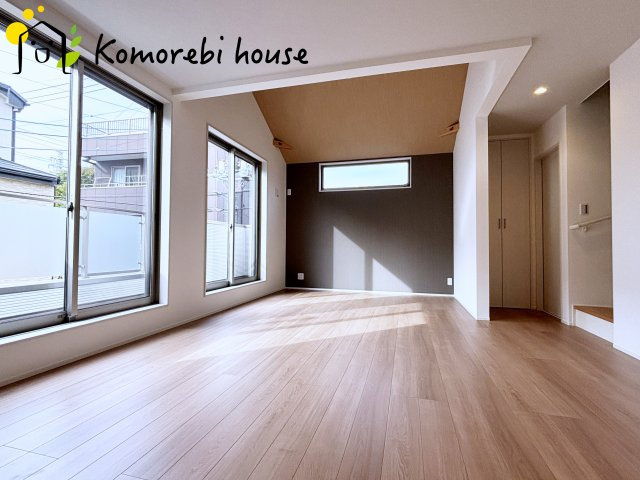 さいたま市北区日進町2丁目　新築一戸建て　01の居間・リビング|光が差し込む19.7帖の広いLDKです