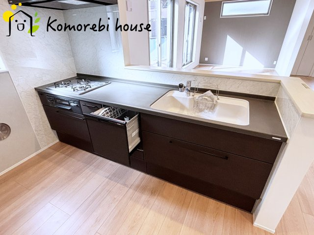 さいたま市北区日進町2丁目　新築一戸建て　01のキッチン|食洗器付きキッチンです