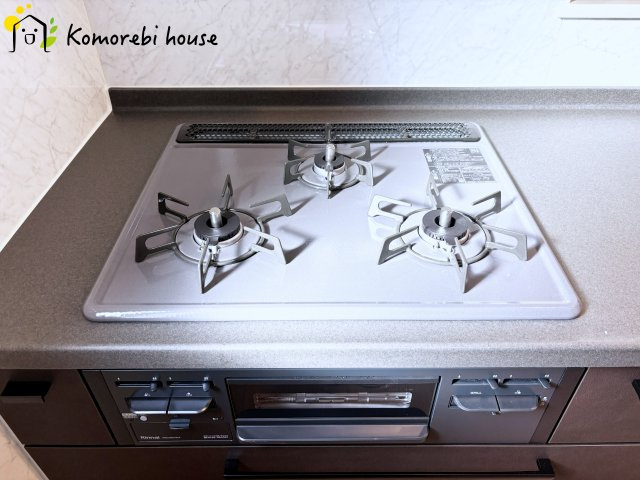 さいたま市北区日進町2丁目　新築一戸建て　01のキッチン|3口コンロです