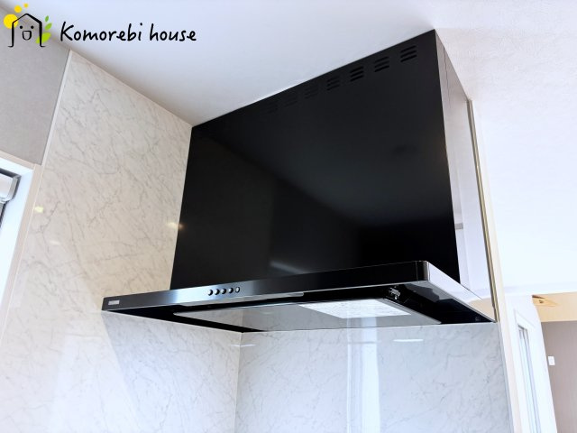 さいたま市北区日進町2丁目　新築一戸建て　01のキッチン|レンジフードです
