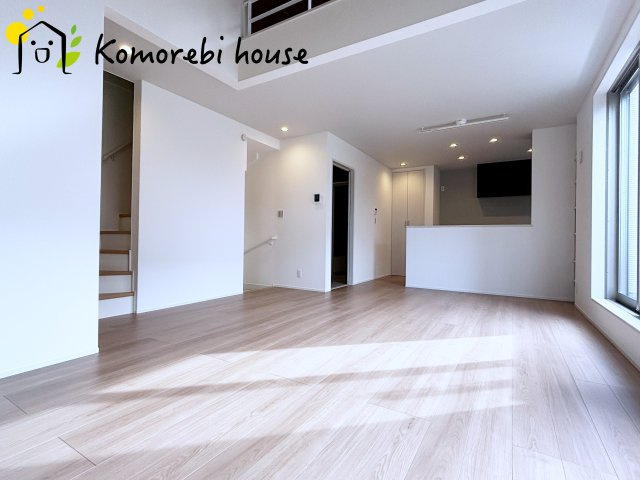 さいたま市北区日進町2丁目　新築一戸建て　01の居間・リビング|光が差し込む19.7帖の広いLDKです