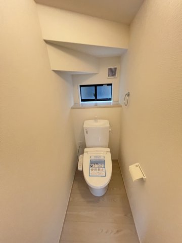 【トイレ】 | 福岡市南区皿山1丁目5期　1号棟（全1棟）【仲介手数料無料・0円】 | 現地写真。1階のトイレです。