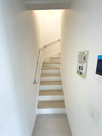 【内装】 | 福岡市南区皿山1丁目5期　1号棟（全1棟）【仲介手数料無料・0円】 | 現地写真。2階へ上がる階段です。手摺もついて安全ですね。