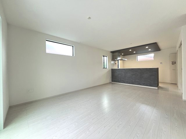 【居間・リビング】 | 福岡市南区皿山1丁目5期　1号棟（全1棟）【仲介手数料無料・0円】 | 現地写真。リビングです。