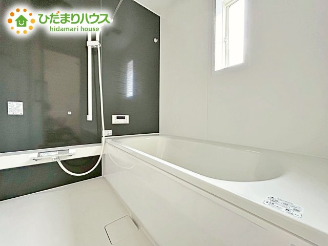 【浴室】 | 笠間市旭町第7　新築戸建 | 快適な入浴タイムが過ごせる充実の設備を搭載したシステムバス。足を伸ばしてゆったりとくつろげるワイドサイズの浴室で1日の疲れも癒されます。浴室暖房乾燥機付きなので雨の日でも安心。