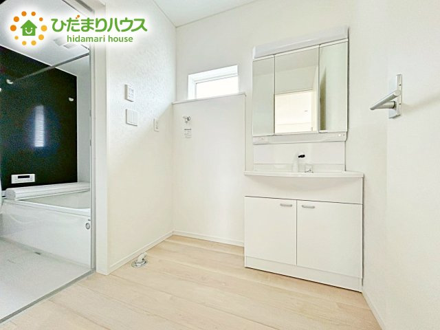 【独立洗面台】 | 笠間市旭町第7　新築戸建 | 三面鏡は自分では見えにくいところまで見ることができるので、身だしなみを整える際などにはとても便利です(*^^*)