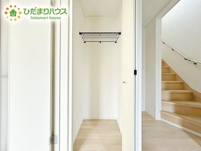 【収納】 | 笠間市旭町第7　新築戸建 | 暮らしのちょうど良いところにクローゼットを配置することで家の中がスッキリと片付きます。掃除道具や家族それぞれの小物などを適材適所で収納可能。