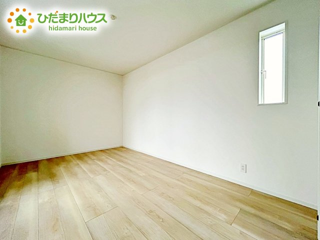 【寝室】 | 笠間市旭町第7　新築戸建 | 壁紙はシンプルで清潔なホワイトで統一しています。朝の光をたっぷり浴びながら一日をスタート！目覚めは明るくあたたかな場所で。