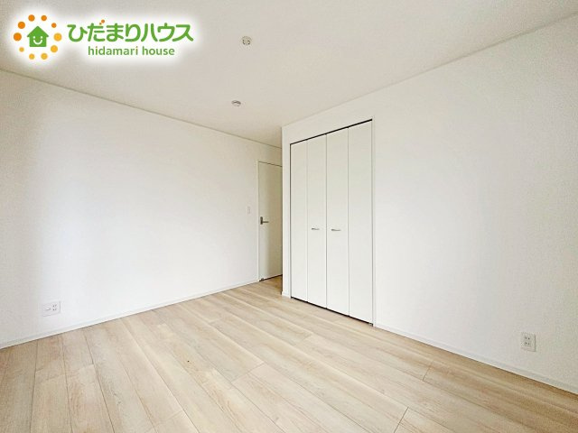 【洋室】 | 笠間市旭町第7　新築戸建 | 明るい陽光が差し込む洋室。白を基調とした爽やかな空間。