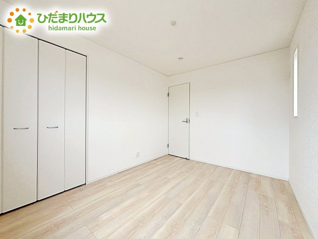 【洋室】 | 笠間市旭町第7　新築戸建 | 柔らかい陽光が差し込む明るいお部屋を演出する設計。彩光の取れる窓が気持ちの良いお部屋を創り上げます。