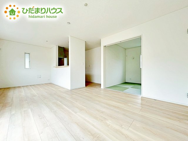 【居間・リビング】 | 笠間市旭町第7　新築戸建 | 明るく開放的な空間が広がるLDK。室内には豊かな陽光が注ぎ込み、爽やかな住空間を演出。ホームパーティーでもゲストと一緒に料理を楽しみながら楽しい時間を過ごせそう。
