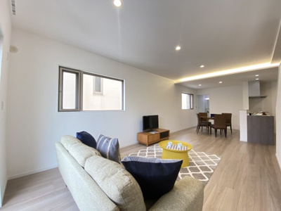 【居間・リビング】 | 南城市玉城船越Ⅱ（全11棟）7・9・10号棟 | 10号棟　LDK19.5帖♪人気のリビング階段＆階段下収納付き♪