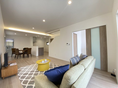 【居間・リビング】 | 南城市玉城船越Ⅱ（全11棟）7・9・10号棟 | 10号棟　LDK19.5帖♪人気のリビング階段＆階段下収納付き♪