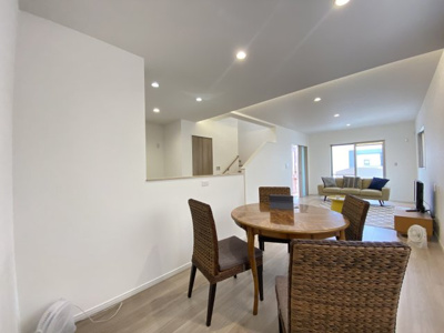 【居間・リビング】 | 南城市玉城船越Ⅱ（全11棟）7・9・10号棟 | 10号棟　LDK19.5帖♪人気のリビング階段＆階段下収納付き♪