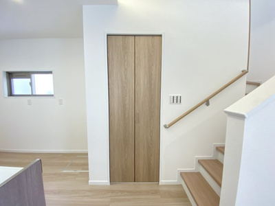 【収納】 | 南城市玉城船越Ⅱ（全11棟）7・9・10号棟 | 10号棟　LDK19.5帖♪人気のリビング階段＆階段下収納付き♪