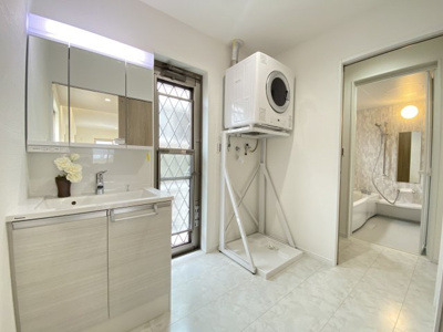 【独立洗面台】 | 南城市玉城船越Ⅱ（全11棟）7・9・10号棟 | 10号棟　ガス衣類乾燥機付き♪三面鏡付き洗面台♪お勝手口付き♪