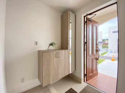 【玄関】 | 南城市玉城船越Ⅱ（全11棟）7・9・10号棟 | 10号棟　十分な収納付き玄関♪