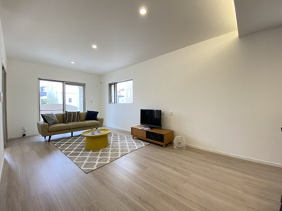 【居間・リビング】 | 南城市玉城船越Ⅱ（全11棟）7・9・10号棟 | 10号棟　LDK19.5帖♪人気のリビング階段＆階段下収納付き♪